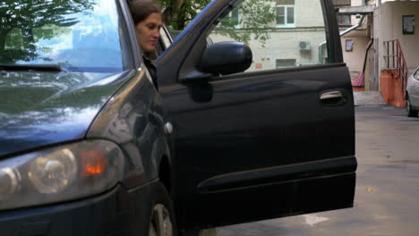 La-Mujer-Embarazada-Va-A-Dar-Un-Paseo-En-Coche-Por-La-Ciudad.