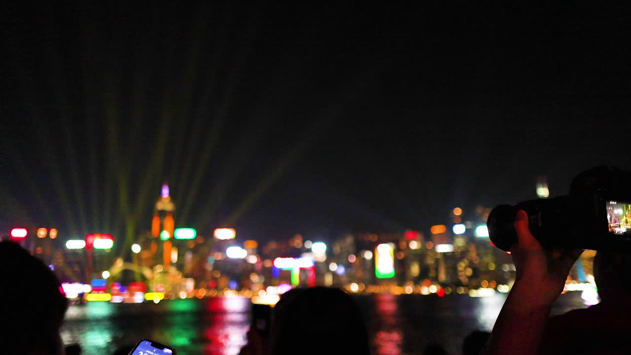 홍콩의 스카이 라인 위에 화려한 조명 전시