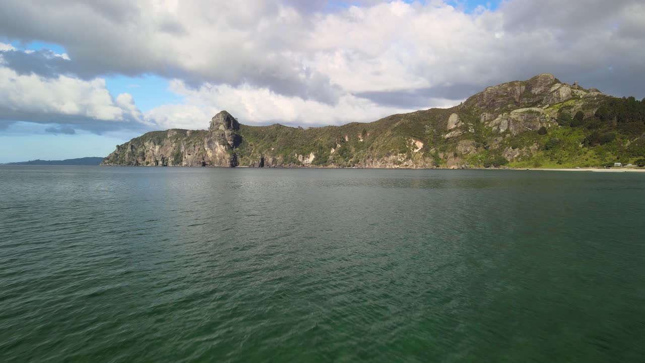 marea matutina en la bahía de taupo