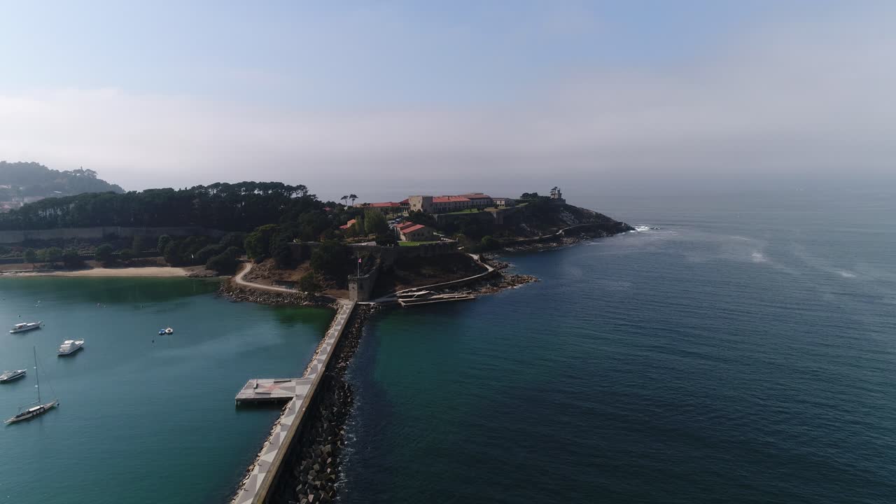 Veduta aerea della città costiera spagnola di Baiona