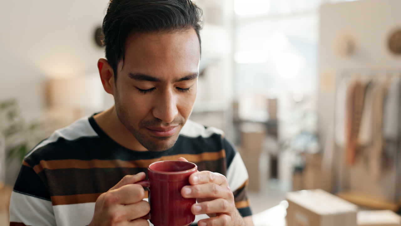 커피, 휴식을 취하고 그의 작업실에서 남자 디자이너