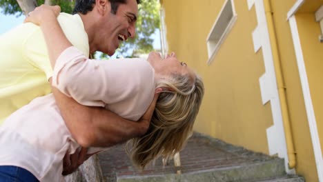 una joven pareja feliz abrazándose