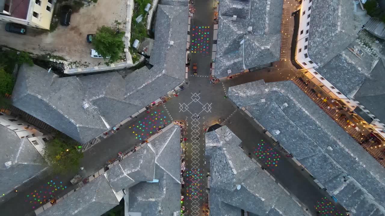 알바니아 의 게이로카스터 에 있는 고대 요새, 성, 집, 산 들 의 오래된 도시 중심지 의 드론 뷰