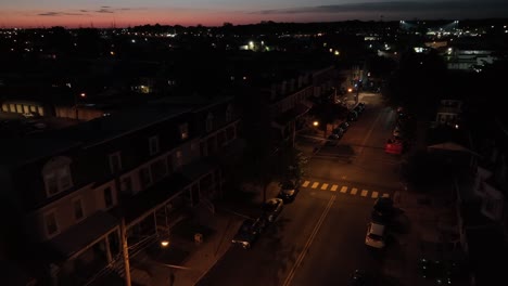 Schlafende-Straße-Nachts-Nach-Sonnenuntergang-Im-Sommer