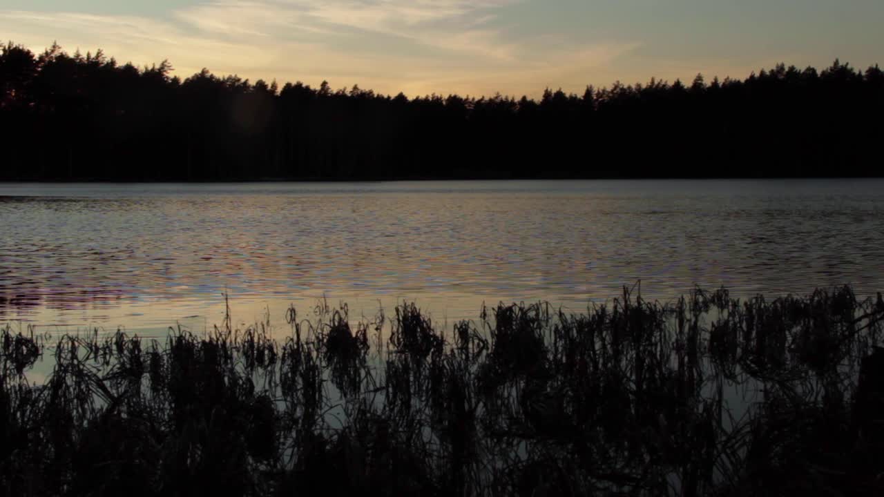 hermosas aguas tranquilas del lago de kurzeme letonia después del anochecer, plano general