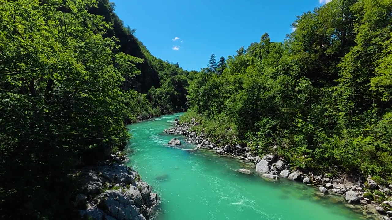 Fiume Soca turchese che scorre attraverso la Valle di Kobarid di giorno con il sole in Slovenia, Europa, ampia inquadratura.