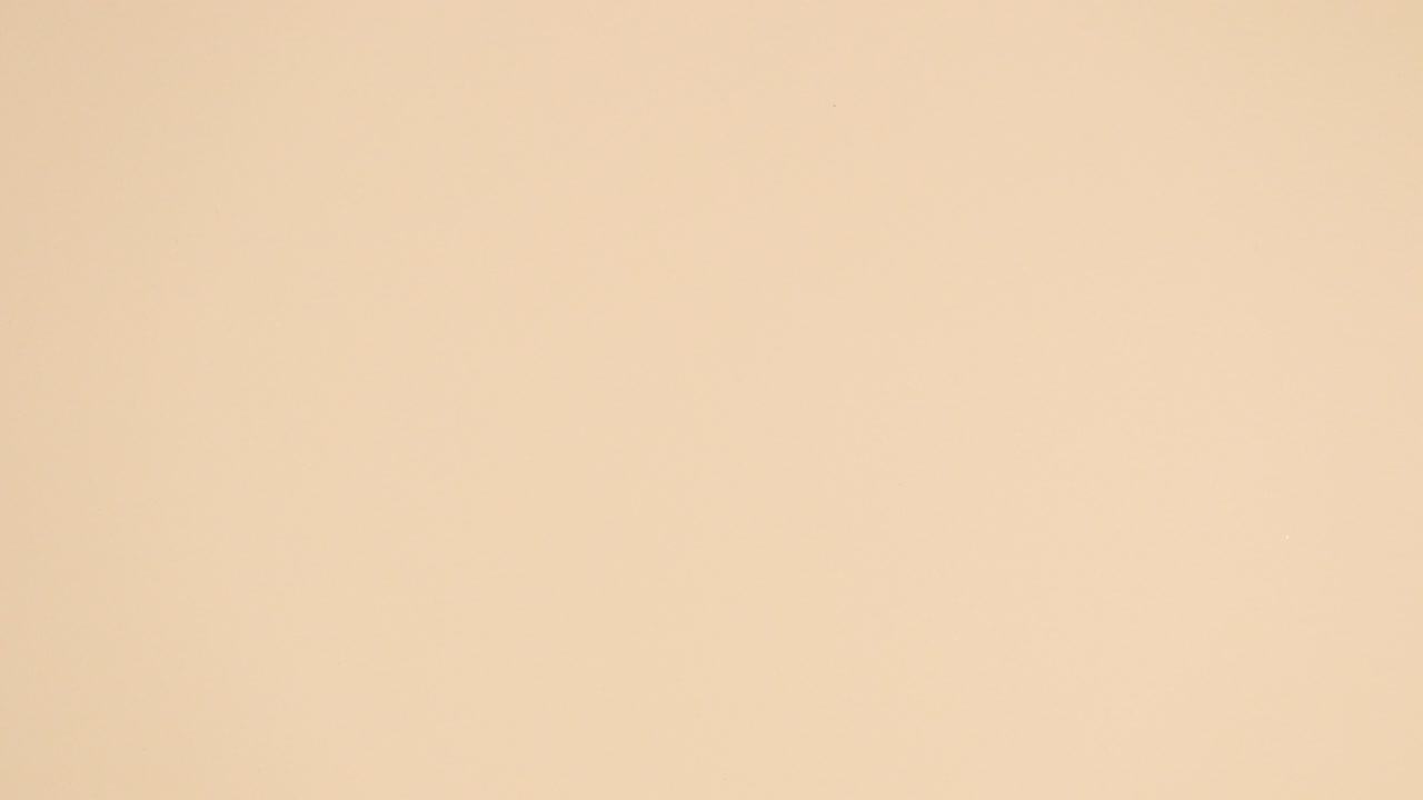 el oro tropical y las hojas de palma verdes aparecen en un fondo desnudo.