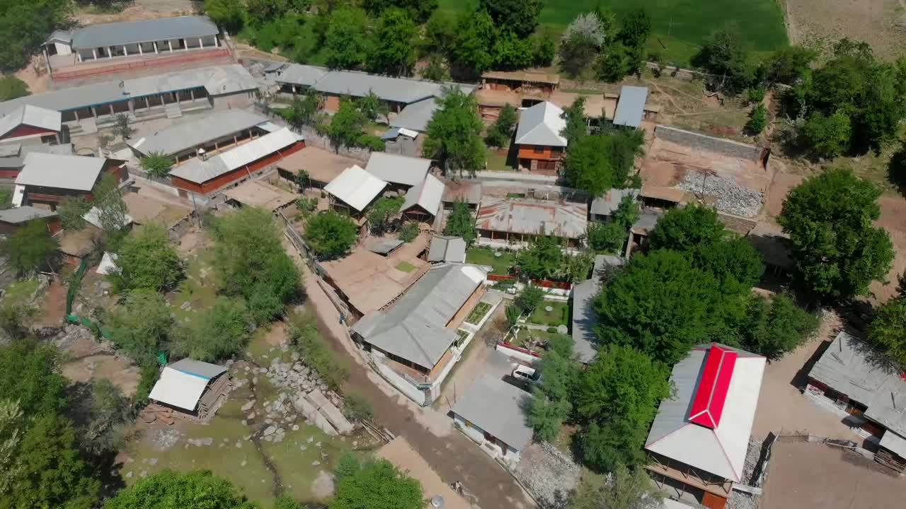 antena sobre los tejados de la aldea en el valle de kalash en pakistán