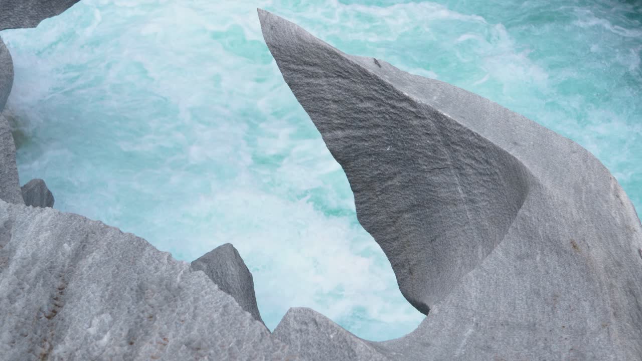 아름다운 대리석 돌, 대리석 성, 노르웨이 아래 흐르는 청록색 물