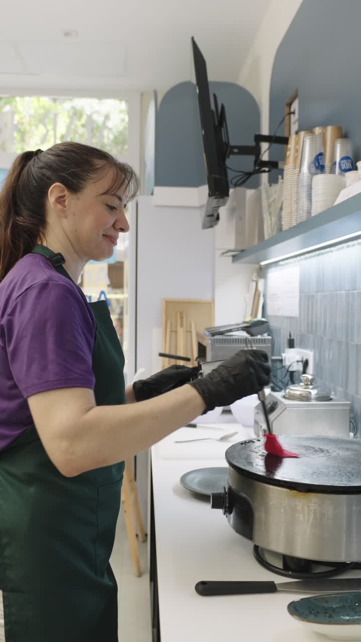 Hacer crepes en la cocina