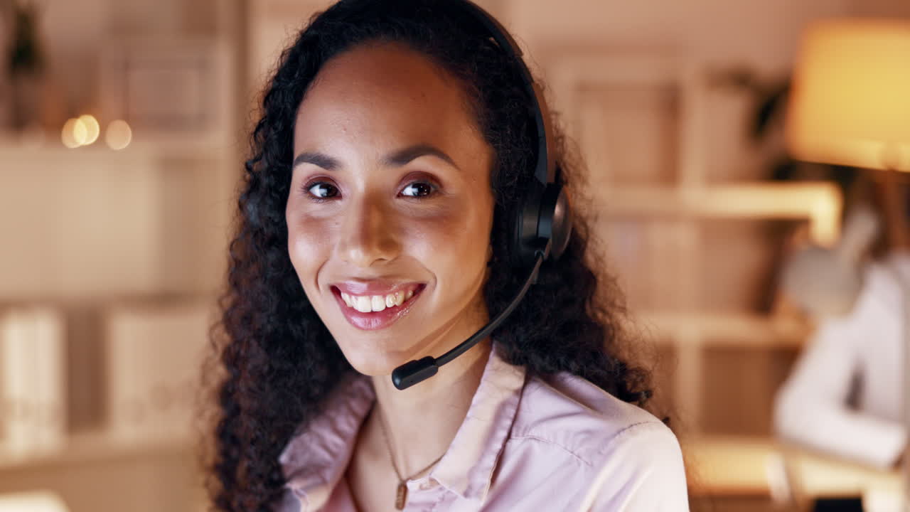 apoyo al cliente, sonrisa y rostro de mujer por la noche