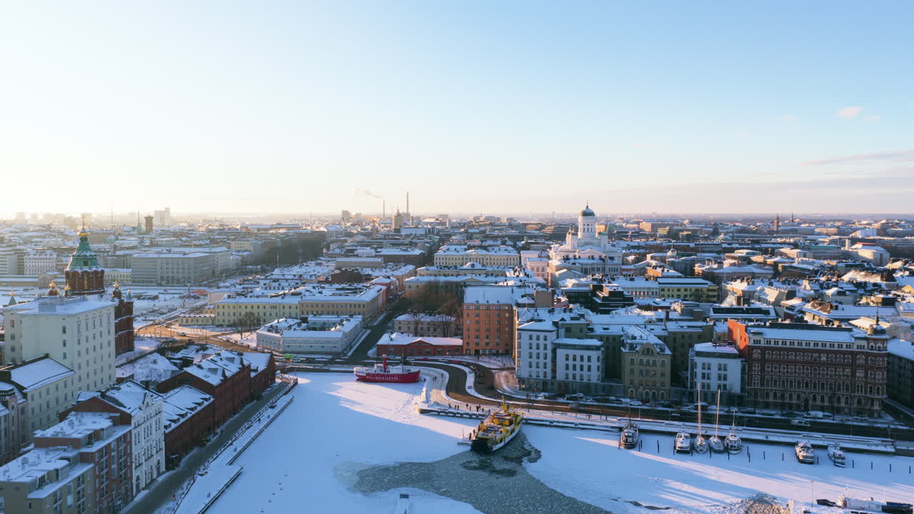 Panoramisk dronebilde foran den snødekte bydelen Kruununhaka, vinter i Helsingfors
