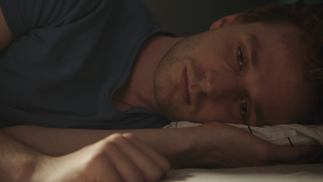 hombre durmiendo en la cama