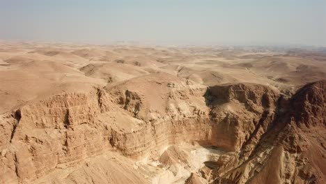 imágenes aéreas sobre un gran acantilado en el desierto de judea y las montañas