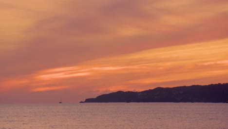 El-Sol-Se-Pone-En-La-Tranquila-Y-Hermosa-Playa-Mexicana-De-Bucerias,-Nayarit