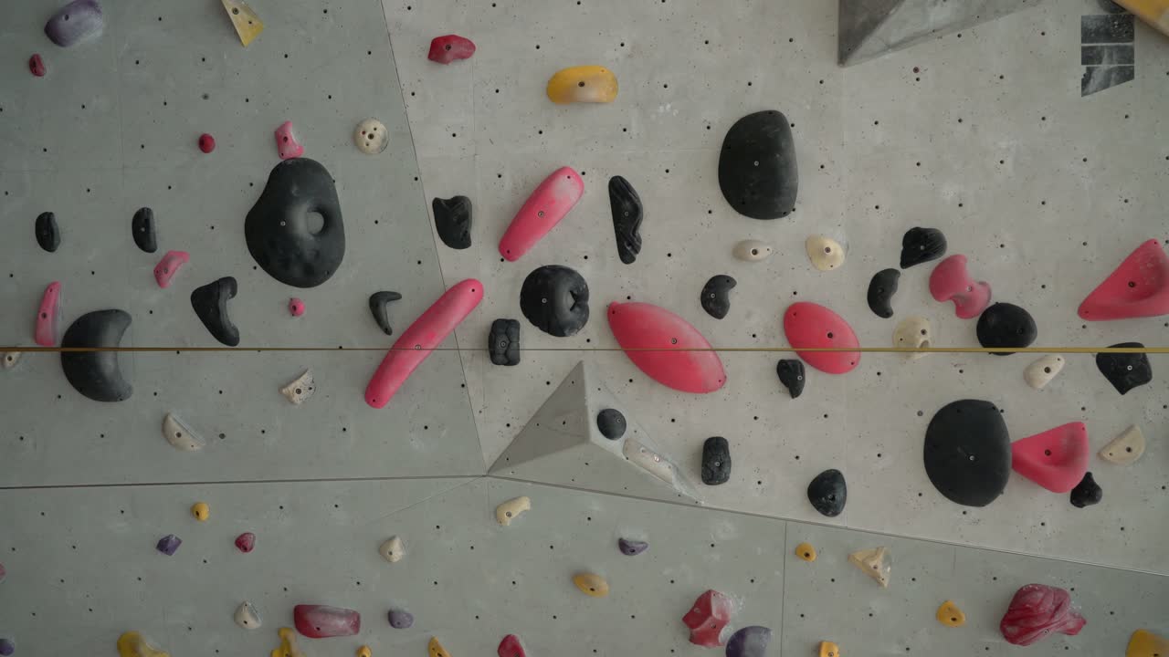 Vertical video - safety rope against climbing wall