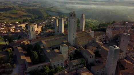 Ciudad-De-San-Gimignano-Italia-Cerca-De-La-Torre-Grossa-Y-La-Basílica-De-San-Gimignan-A-La-Izquierda,-Toma-Aérea-De-Dolly