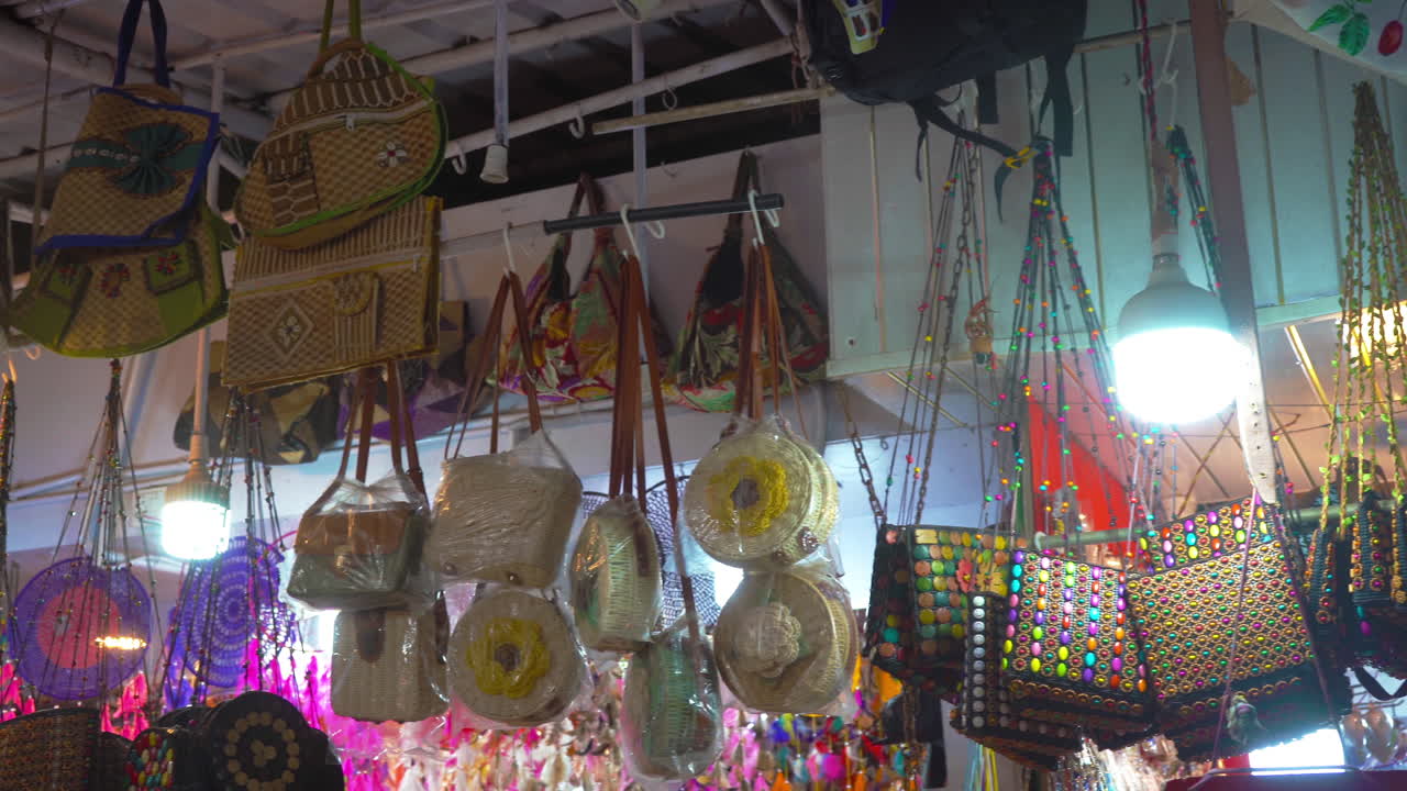 video 4k, mercado de pulgas en goa, india, donde se ven muchos artículos como bolsos a la venta