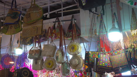 video 4k, mercado de pulgas en goa, india, donde se ven muchos artículos como bolsos a la venta