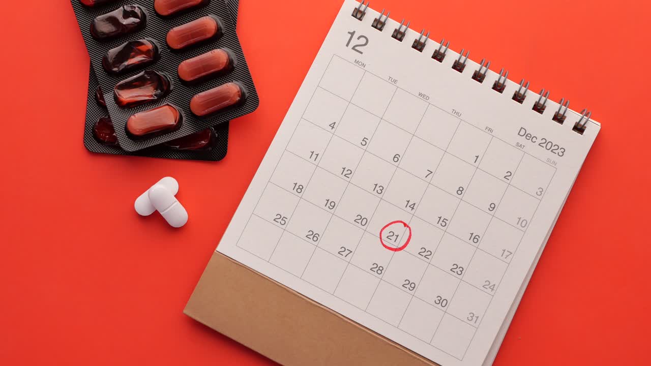 Kalender for desember 2023 med medisiner