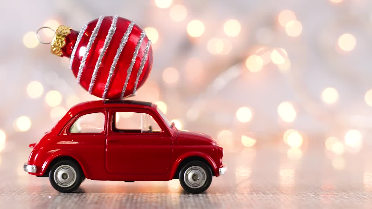 mini coche rojo de navidad con mini ornamento de navidad rojo en el techo