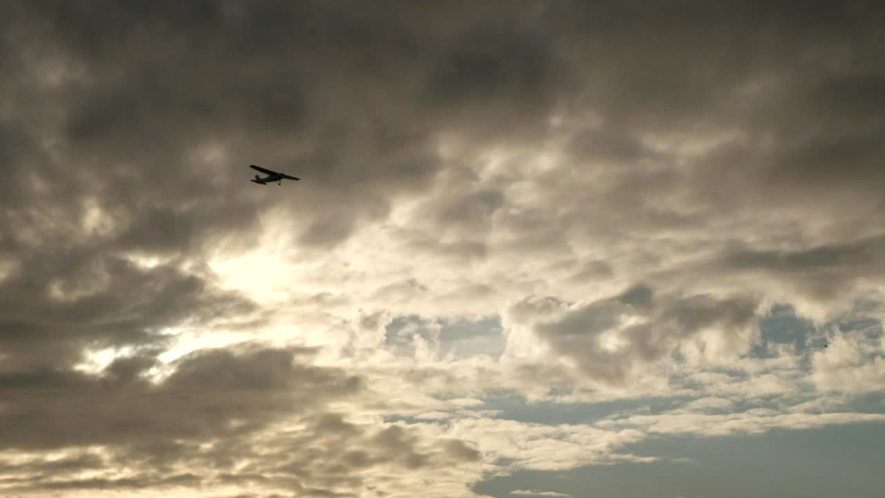 Lille fly flyver under solopgang. Ingen mennesker.