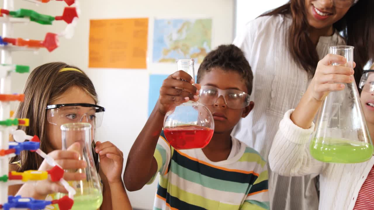 niños de la escuela haciendo un experimento químico en el laboratorio