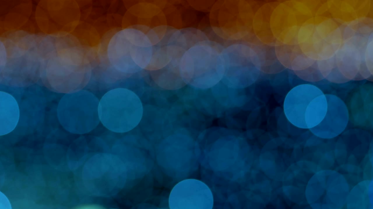 el fondo abstracto de la noche está desfocado con un bonito bokeh. luces de navidad borrosas bokeh. panorámica a través del borrón.