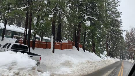 Conduciendo-Por-Calles-Cubiertas-De-Nieve