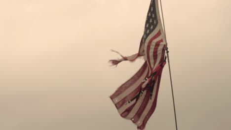 Amerikanische-Flagge-Zerrissen-Gegen-Den-Dunklen-Himmel