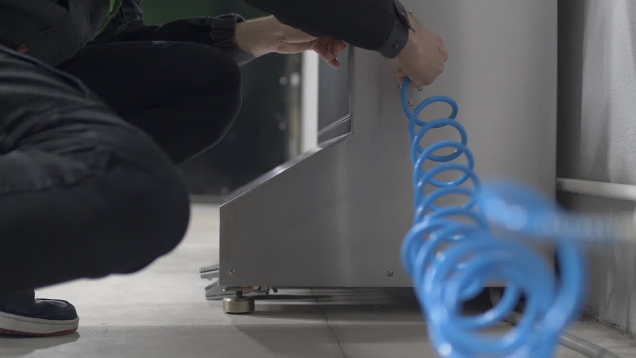 Connection of high-pressure compressed air hoses for cleaning and drying machine parts.