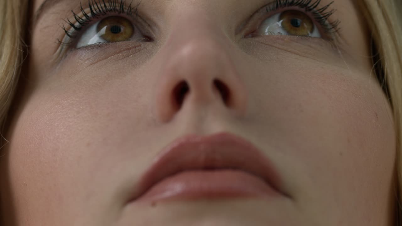 ultra primer plano de cara de chicas jóvenes y ojos marrones