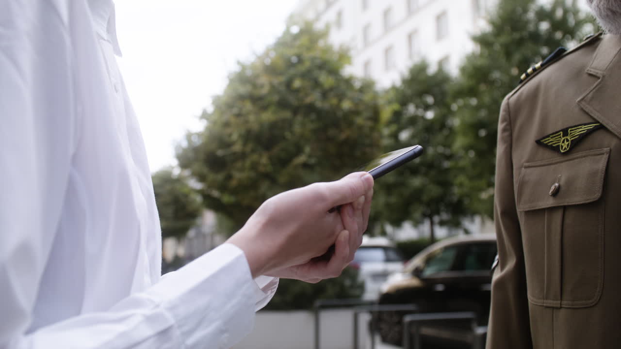 남자 와 여자 가 대화 를 하고 있다