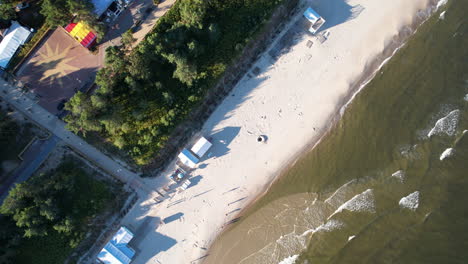 Vista-Aérea-De-Pájaro-Sobre-La-Playa-De-Krynica-Morska