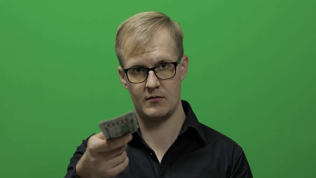 el hombre recibió dinero de papel para un gran trato. contando dinero llave de croma