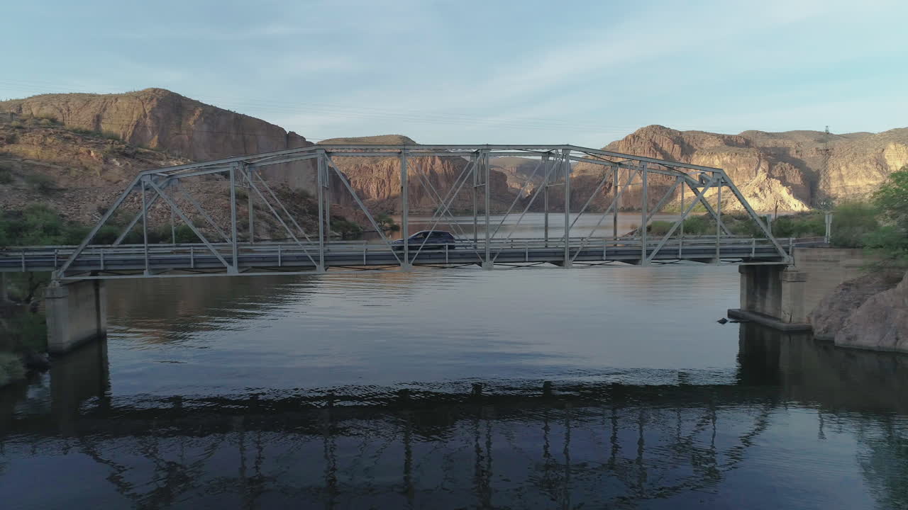 antena - drone pasa por debajo del puente del lago para ver el lago del desierto