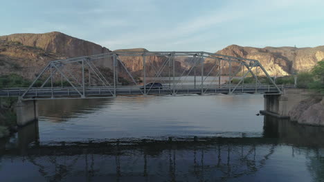 Antena---Drone-Pasa-Por-Debajo-Del-Puente-Del-Lago-Para-Ver-El-Lago-Del-Desierto