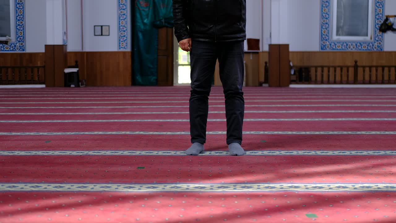 모스크에서 무릎을 꿇고 기도하는 남자 4