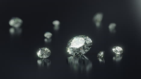 un grupo de diamantes cortados de diferentes tamaños en una superficie brillante negra giratoria