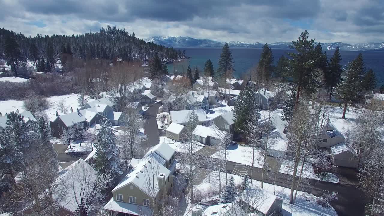 타호 호수 이온 배경 1 시에라 네바다 산맥에 눈 덮인 마을 위에 공중