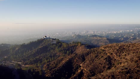 mañana brumosa sobre los ángeles junto con el observatorio griffith con el horizonte del lado oeste de la ciudad al fondo