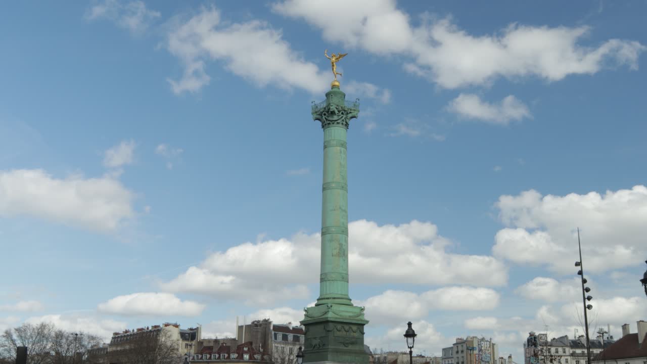 columna de julio en la bastilla en el lapso de tiempo de parís durante el día soleado con nubes, símbolo de la revolución francesa