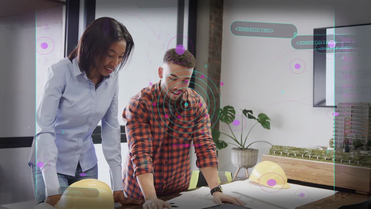 Donna che indica progetti e avvia un HUD mentre un uomo studia un tablet e il team approva il design