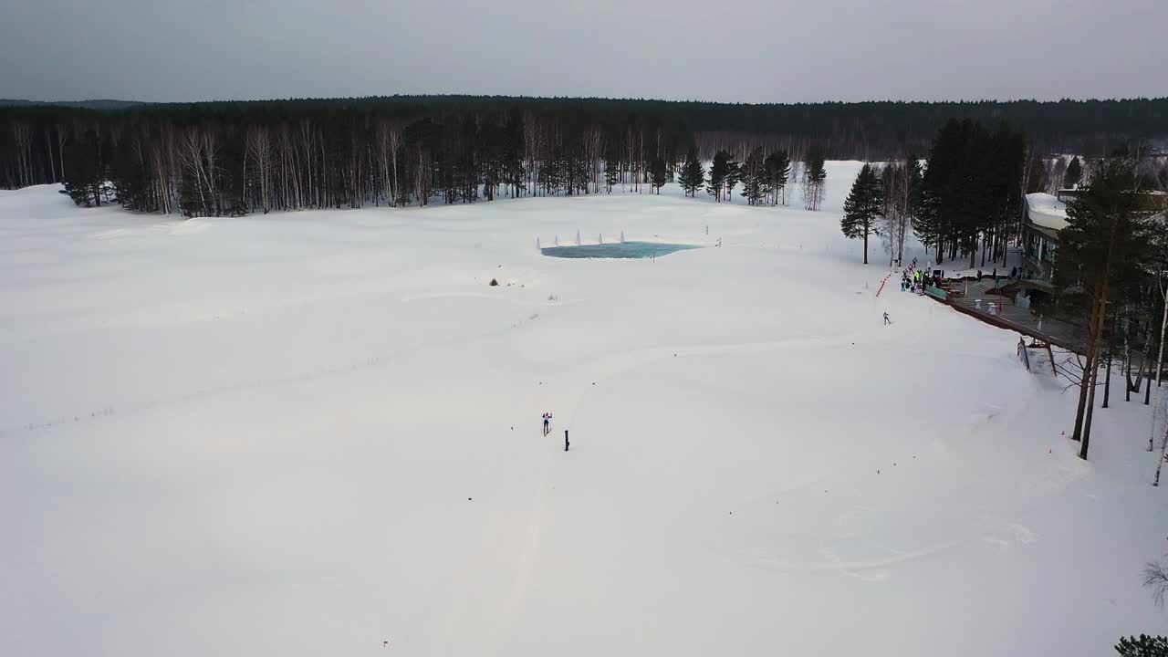 Zimowe pole golfowe z narciarstwem biegowym