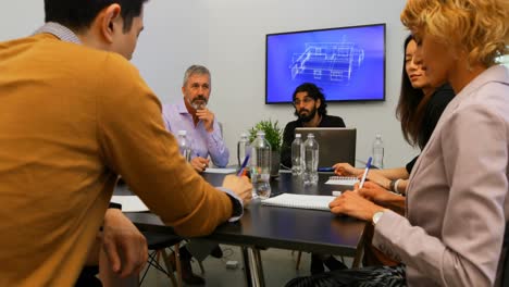 Colegas-De-Negocios-Interactuando-Entre-Sí-En-La-Sala-De-Conferencias-4k