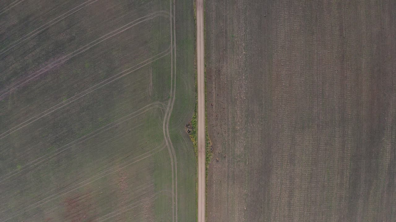 volando sobre nuevos campos agrícolas simétricos y camino recto