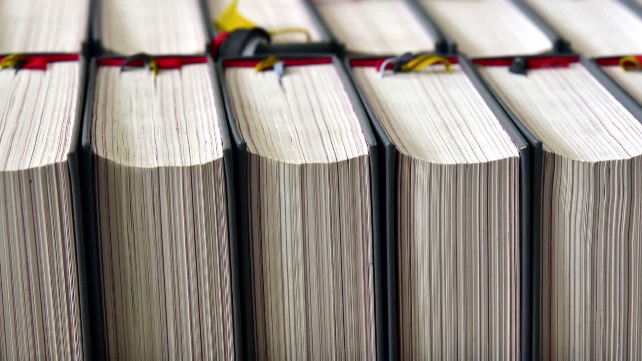 primer plano de la disposición de los libros de la biblia