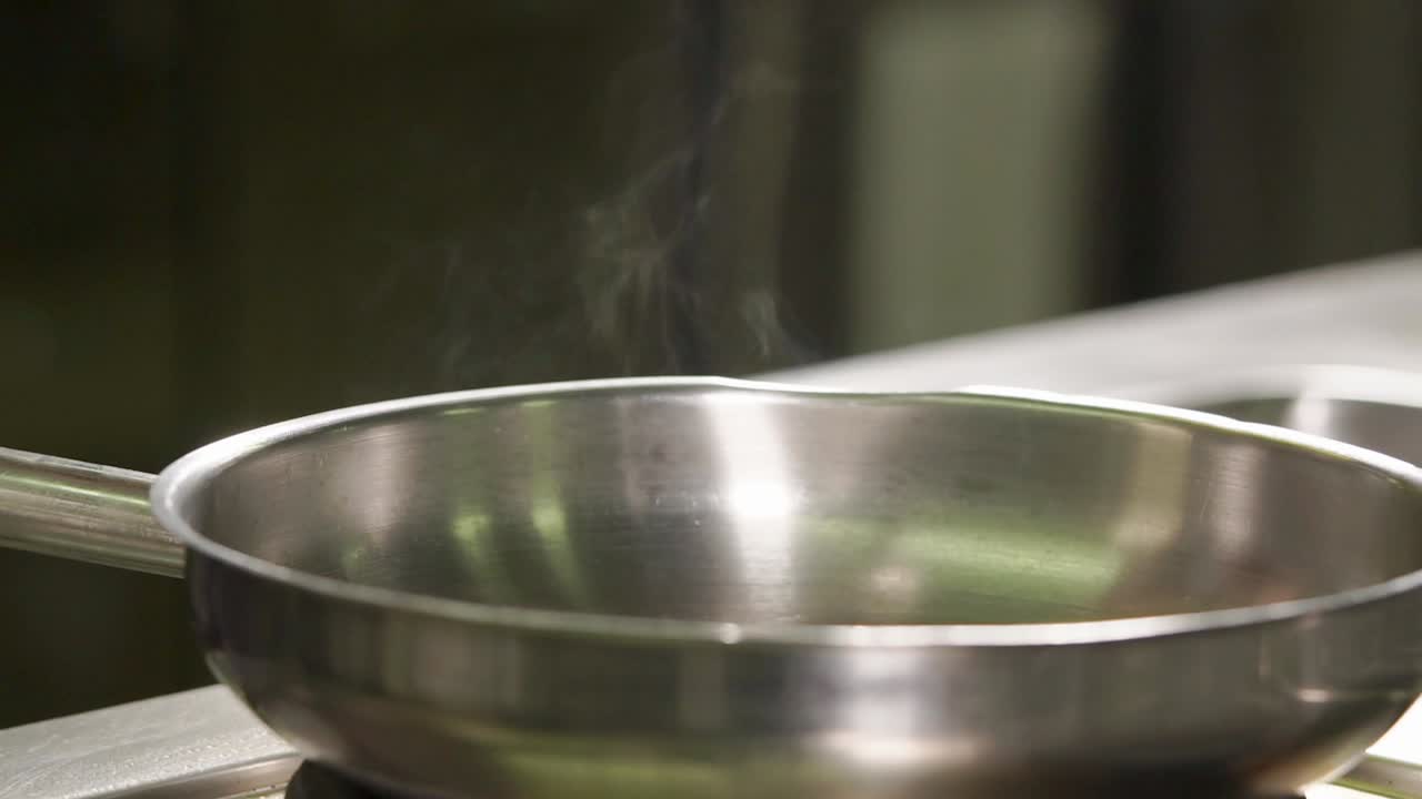 chef cocinando verduras en una sartén