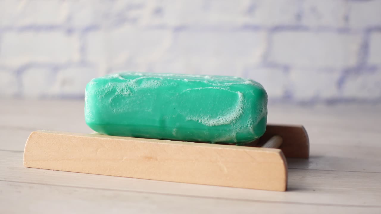 나무 접시 에 있는 푸른색 비누 바