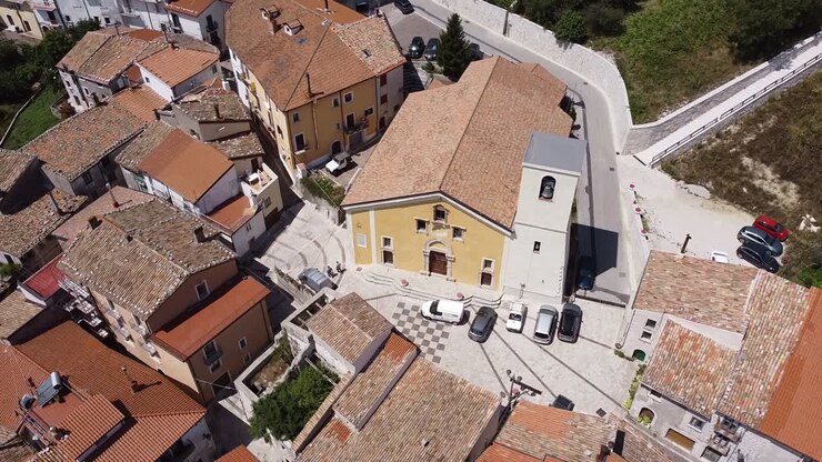 Vista aerea del paesaggio sopra la chiesa di Pietraroja, in un borgo italiano in collina
